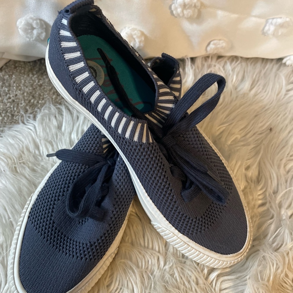 Sneakers slip on